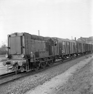 151523 Afbeelding van de diesel-electrische rangeerlocomotief nr. 501 (serie 500) van de N.S. met goederenwagens bij ...